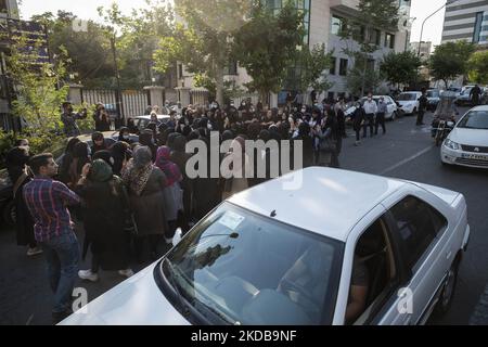 Iranische Frauen schlugen sich selbst, als sie trauerten, um das Gedenken an die Opfer des am 31. Mai 2022 aus einer Moschee im Norden Teherans eingestürzten Metropol-Gebäudes zu erinnern. Der zehnstöckige Metropole-Komplex stürzte am 23. Mai in der südlichen Stadt Abadan ein und tötete Dutzende. (Foto von Morteza Nikoubazl/NurPhoto) Stockfoto