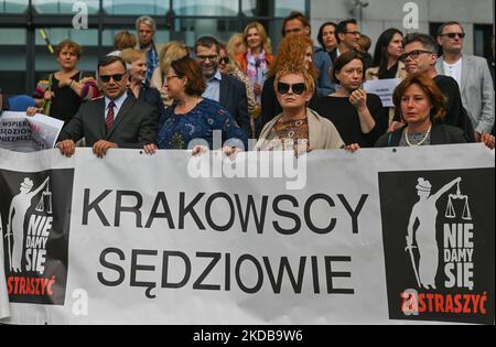 Lokale Richter und ihre Anhänger während eines Protestes vor dem Berufungsgericht in Krakau gegen die Handlungen von Disziplinarkommissaren gegen Richter Waldemar ?urek. Am Montag, den 30. Mai 2022, in Krakau, Polen. (Foto von Artur Widak/NurPhoto) Stockfoto