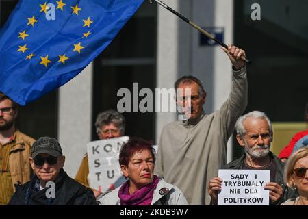 Lokale Richter und ihre Anhänger während eines Protestes vor dem Berufungsgericht in Krakau gegen die Handlungen von Disziplinarkommissaren gegen Richter Waldemar ?urek. Am Montag, den 30. Mai 2022, in Krakau, Polen. (Foto von Artur Widak/NurPhoto) Stockfoto