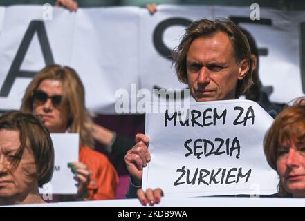 Lokale Richter und ihre Anhänger während eines Protestes vor dem Berufungsgericht in Krakau gegen die Handlungen von Disziplinarkommissaren gegen Richter Waldemar ?urek. Am Montag, den 30. Mai 2022, in Krakau, Polen. (Foto von Artur Widak/NurPhoto) Stockfoto