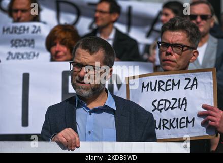 Lokale Richter und ihre Anhänger während eines Protestes vor dem Berufungsgericht in Krakau gegen die Handlungen von Disziplinarkommissaren gegen Richter Waldemar ?urek. Am Montag, den 30. Mai 2022, in Krakau, Polen. (Foto von Artur Widak/NurPhoto) Stockfoto