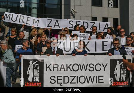 Lokale Richter und ihre Anhänger während eines Protestes vor dem Berufungsgericht in Krakau gegen die Handlungen von Disziplinarkommissaren gegen Richter Waldemar ?urek. Am Montag, den 30. Mai 2022, in Krakau, Polen. (Foto von Artur Widak/NurPhoto) Stockfoto