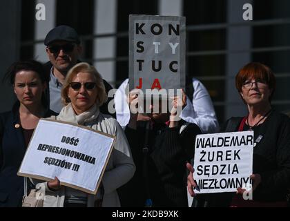 Lokale Richter und ihre Anhänger während eines Protestes vor dem Berufungsgericht in Krakau gegen die Handlungen von Disziplinarkommissaren gegen Richter Waldemar ?urek. Am Montag, den 30. Mai 2022, in Krakau, Polen. (Foto von Artur Widak/NurPhoto) Stockfoto