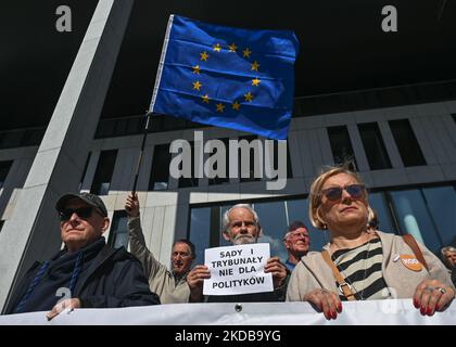 Lokale Richter und ihre Anhänger während eines Protestes vor dem Berufungsgericht in Krakau gegen die Handlungen von Disziplinarkommissaren gegen Richter Waldemar ?urek. Am Montag, den 30. Mai 2022, in Krakau, Polen. (Foto von Artur Widak/NurPhoto) Stockfoto