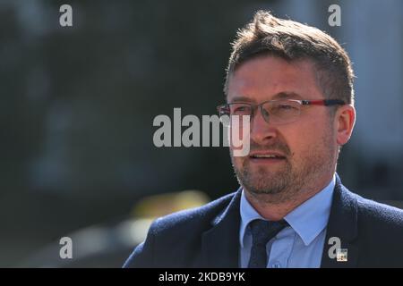 Richter Pawel Juszczyszyn während des Protestes. Lokale Richter und ihre Anhänger während eines Protestes vor dem Berufungsgericht in Krakau gegen die Handlungen von Disziplinarkommissaren gegen Richter Waldemar ?urek. Am Montag, den 30. Mai 2022, in Krakau, Polen. (Foto von Artur Widak/NurPhoto) Stockfoto