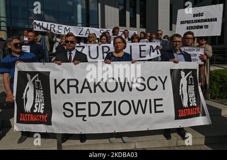 Lokale Richter und ihre Anhänger während eines Protestes vor dem Berufungsgericht in Krakau gegen die Handlungen von Disziplinarkommissaren gegen Richter Waldemar ?urek. Am Montag, den 30. Mai 2022, in Krakau, Polen. (Foto von Artur Widak/NurPhoto) Stockfoto