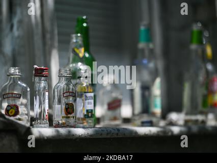 Leere Wodka- und Bierflaschen wurden im Fenster eines Gebäudes im Krakauer Kazimierz zurückgelassen. Am Dienstag, den 31. Mai 2022, in Krakau, Polen. (Foto von Artur Widak/NurPhoto) Stockfoto