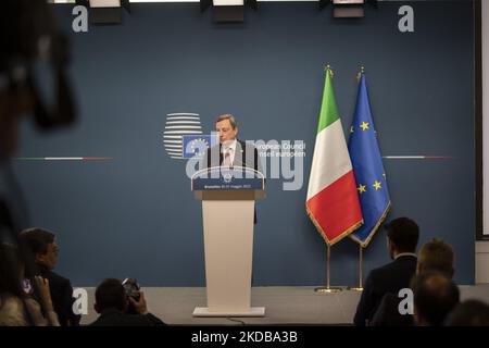 Nach dem 2-tägigen außerordentlichen EU-Sondergipfel über die Ukraine, Energie und Verteidigung spricht der italienische Premierminister Mario Draghi auf einer Pressekonferenz mit den Medien über eine sechste Welle von Sanktionen gegen Russland und russische Ölexporte mit speziellen Pipelineausnahmen nach Ungarn. Treffen der 27 EU-Staats- und Regierungschefs auf dem Europäischen Rat in Brüssel, Belgien, am 31. Mai 2022 (Foto: Nicolas Economou/NurPhoto) Stockfoto