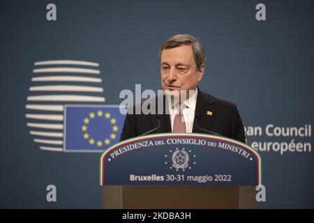 Nach dem 2-tägigen außerordentlichen EU-Sondergipfel über die Ukraine, Energie und Verteidigung spricht der italienische Premierminister Mario Draghi auf einer Pressekonferenz mit den Medien über eine sechste Welle von Sanktionen gegen Russland und russische Ölexporte mit speziellen Pipelineausnahmen nach Ungarn. Treffen der 27 EU-Staats- und Regierungschefs auf dem Europäischen Rat in Brüssel, Belgien, am 31. Mai 2022 (Foto: Nicolas Economou/NurPhoto) Stockfoto