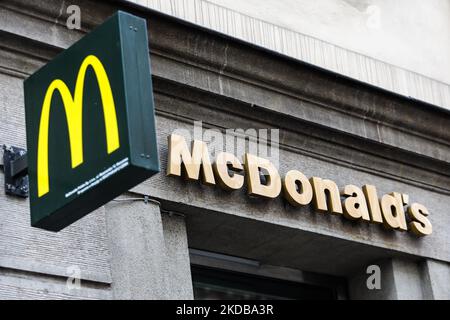 Das McDonald's-Logo ist am 30. Mai 2022 in einem Restaurant in Krakau, Polen, zu sehen. (Foto von Jakub Porzycki/NurPhoto) Stockfoto