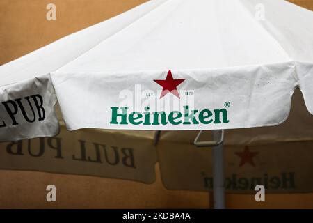 Das Heinken-Logo ist am 30. Mai 2022 auf einem Pub-Regenschirm in Krakau, Polen, zu sehen. (Foto von Jakub Porzycki/NurPhoto) Stockfoto