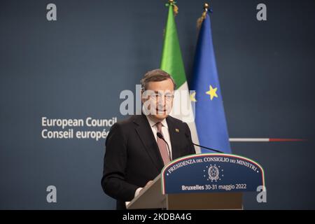 Nach dem 2-tägigen außerordentlichen EU-Sondergipfel über die Ukraine, Energie und Verteidigung spricht der italienische Premierminister Mario Draghi auf einer Pressekonferenz mit den Medien über eine sechste Welle von Sanktionen gegen Russland und russische Ölexporte mit speziellen Pipelineausnahmen nach Ungarn. Treffen der 27 EU-Staats- und Regierungschefs auf dem Europäischen Rat in Brüssel, Belgien, am 31. Mai 2022 (Foto: Nicolas Economou/NurPhoto) Stockfoto
