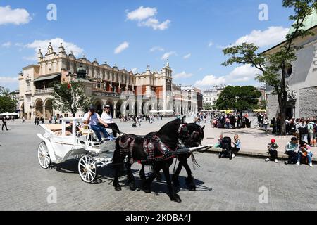 Eine Pferdekutsche fährt am 31. Mai 2022 durch den Hauptplatz Krakau, Polen. (Foto von Jakub Porzycki/NurPhoto) Stockfoto