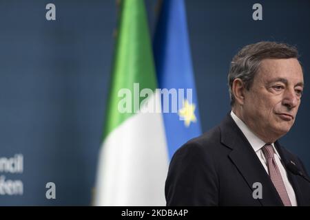 Nach dem 2-tägigen außerordentlichen EU-Sondergipfel über die Ukraine, Energie und Verteidigung spricht der italienische Premierminister Mario Draghi auf einer Pressekonferenz mit den Medien über eine sechste Welle von Sanktionen gegen Russland und russische Ölexporte mit speziellen Pipelineausnahmen nach Ungarn. Treffen der 27 EU-Staats- und Regierungschefs auf dem Europäischen Rat in Brüssel, Belgien, am 31. Mai 2022 (Foto: Nicolas Economou/NurPhoto) Stockfoto
