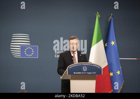 Nach dem 2-tägigen außerordentlichen EU-Sondergipfel über die Ukraine, Energie und Verteidigung spricht der italienische Premierminister Mario Draghi auf einer Pressekonferenz mit den Medien über eine sechste Welle von Sanktionen gegen Russland und russische Ölexporte mit speziellen Pipelineausnahmen nach Ungarn. Treffen der 27 EU-Staats- und Regierungschefs auf dem Europäischen Rat in Brüssel, Belgien, am 31. Mai 2022 (Foto: Nicolas Economou/NurPhoto) Stockfoto