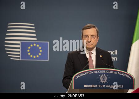 Nach dem 2-tägigen außerordentlichen EU-Sondergipfel über die Ukraine, Energie und Verteidigung spricht der italienische Premierminister Mario Draghi auf einer Pressekonferenz mit den Medien über eine sechste Welle von Sanktionen gegen Russland und russische Ölexporte mit speziellen Pipelineausnahmen nach Ungarn. Treffen der 27 EU-Staats- und Regierungschefs auf dem Europäischen Rat in Brüssel, Belgien, am 31. Mai 2022 (Foto: Nicolas Economou/NurPhoto) Stockfoto