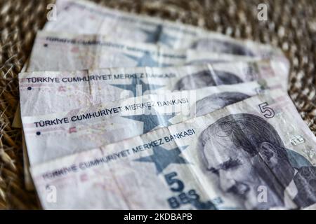 Auf diesem Bild, das am 1. Juni 2022 in Krakau, Polen, aufgenommen wurde, sind türkische Lira-Banknoten zu sehen. (Foto von Jakub Porzycki/NurPhoto) Stockfoto