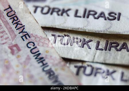 Auf diesem Bild, das am 1. Juni 2022 in Krakau, Polen, aufgenommen wurde, sind türkische Lira-Banknoten zu sehen. (Foto von Jakub Porzycki/NurPhoto) Stockfoto