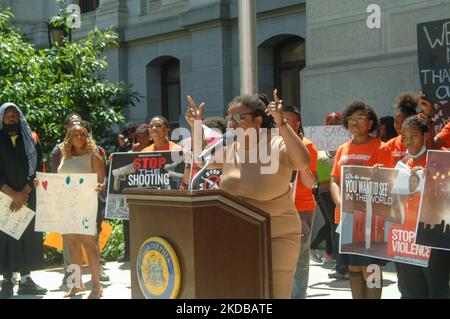 Ein Lehrer führt die Schüler an, die Waffengewalt in ihren Gemeinden während einer Kundgebung gegen Waffengewalt vor dem Rathaus in Philadelphia, PA, am 31. Mai 2022 zu beenden. (Foto von Cory Clark/NurPhoto) Stockfoto