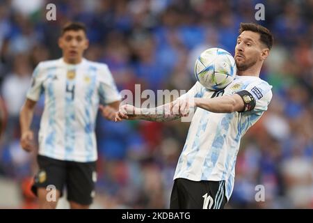 Lionel Messi (Paris Saint-Germain) aus Argentinien kontrolliert den Ball während des Finalissima 2022-Spiels zwischen Argentinien und Italien im Wembley-Stadion am 1. Juni 2022 in London, England. (Foto von Jose Breton/Pics Action/NurPhoto) Stockfoto