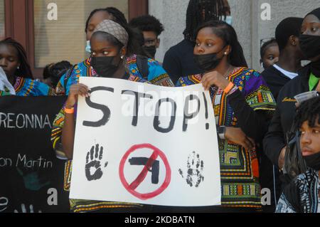 Zwei Studenten halten am 31. Mai 2022 ein Schild mit ihren Gefühlen auf einer Kundgebung gegen Waffengewalt vor dem Rathaus in Philadelphia, PA. (Foto von Cory Clark/NurPhoto) Stockfoto