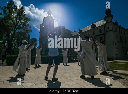 Mitglieder der Paulinenväter treffen sich in Krakau und ihre Freunde tanzen im Innenhof vor der Basilika des Erzengels Michael. Die Augustiner-Schwestern und die Paulinerpatres organisierten den polnisch-ukrainischen Kindertag auf einer halben Hektar großen Wiese hinter den Mauern des Klosters auf Skalka, das an die Stadt vermietet und für die Bewohner zugänglich war. Am Mittwoch, den 1. Juni 2022, in Krakau, Polen. (Foto von Artur Widak/NurPhoto) Stockfoto