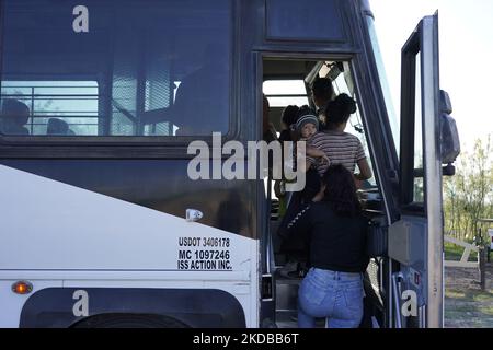 Am zweiten Tag der Umsetzung der „glaubwürdigen „vorläufigen endgültigen Regel für Angst und Asylbearbeitung““ am 1. Juni 2022 in La Joya, Texas, USA, werden Migranten in einen Bus für das US-Grenzschutzgefängnis verladen. Die Regel sieht vor, dass Fälle, die für einen Asylantrag in Frage kommen, in Monaten anstatt in Jahren beschleunigt werden, um den Rückstand bei den Gerichten zu verringern. Titel 42, das Mandat der Trump-Ära, das Migranten die Einreise in die USA verhindern sollte, sollte am 23. Mai auslaufen, wurde jedoch durch eine Klage blockiert, die von mehreren Staaten eingereicht wurde und darauf hinweist, dass der Schritt zur Gesetzesniederlegung „mir nicht gefallen habe Stockfoto