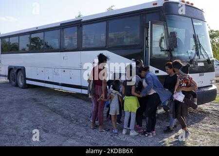 Am zweiten Tag der Umsetzung der „glaubwürdigen „vorläufigen endgültigen Regel für Angst und Asylbearbeitung““ am 1. Juni 2022 in La Joya, Texas, USA, werden Migranten in einen Bus für das US-Grenzschutzgefängnis verladen. Die Regel sieht vor, dass Fälle, die für einen Asylantrag in Frage kommen, in Monaten anstatt in Jahren beschleunigt werden, um den Rückstand bei den Gerichten zu verringern. Titel 42, das Mandat der Trump-Ära, das Migranten die Einreise in die USA verhindern sollte, sollte am 23. Mai auslaufen, wurde jedoch durch eine Klage blockiert, die von mehreren Staaten eingereicht wurde und darauf hinweist, dass der Schritt zur Gesetzesniederlegung „mir nicht gefallen habe Stockfoto