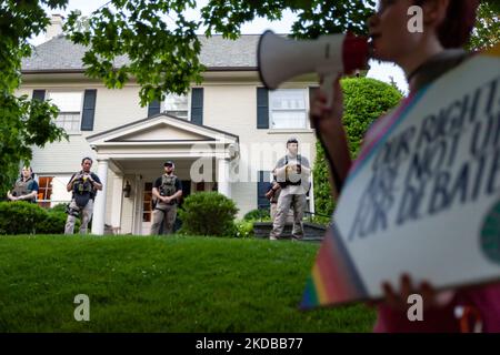 Bundesmarschall stehen in Chevy Chase, MD, vor dem Haus des Obersten Gerichtshofes, Richter John Roberts, Wache, wenn ein wahlmarsch vergeht. Die Menschen begannen vor allen 6 Wohnungen konservativer Richter zu protestieren, nachdem der Entwurf einer Stellungnahme ausging, die Roe v. Wade umstürzen würde. Bis heute waren alle Demonstrationen friedlich und die Demonstranten haben alle Anweisungen der Strafverfolgungsbehörden befolgt. (Foto von Allison Bailey/NurPhoto) Stockfoto