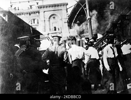 Rotes Kreuz Krankenschwestern in einer Stadt in der Nähe der italienischen Front (Turin) auf dem Weg nach Frankreich 1918 oder 1919 Stockfoto