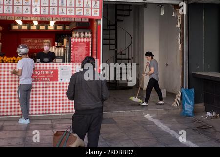 Am 1. Juni 2022 warten die Menschen auf den Kauf eines frischen Saftes im Zentrum von Athen, Griechenland. Griechenland hatte heute hohe Temperaturen. (Foto von Nikolas Kokovlis/NurPhoto) Stockfoto