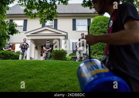 Bundesmarschall stehen in Chevy Chase, MD, vor dem Haus des Obersten Gerichtshofes, Richter John Roberts, Wache, wenn ein wahlmarsch vergeht. Die Menschen begannen vor allen 6 Wohnungen konservativer Richter zu protestieren, nachdem der Entwurf einer Stellungnahme ausging, die Roe v. Wade umstürzen würde. Bis heute waren alle Demonstrationen friedlich und die Demonstranten haben alle Anweisungen der Strafverfolgungsbehörden befolgt. (Foto von Allison Bailey/NurPhoto) Stockfoto