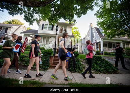 Wahlprolige kommen vor dem Haus von Brett Kavanaugh, Richter am Obersten Gerichtshof, in Chevy Chase, MD, vorbei, während die Polizei des Landkreises Montgomery und Bundesmarschall Wache halten. Die Menschen begannen vor allen 6 Wohnungen konservativer Richter zu protestieren, nachdem der Entwurf einer Stellungnahme ausging, die Roe v. Wade umstürzen würde. Bis heute waren alle Demonstrationen friedlich und die Demonstranten haben alle Anweisungen der Strafverfolgungsbehörden befolgt. (Foto von Allison Bailey/NurPhoto) Stockfoto