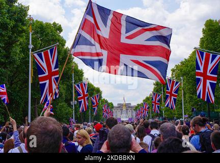 Die Menge versammelt sich entlang der Mall in London, Großbritannien, während des Flupasts zur Feier des Platin-Jubiläums der Königin am 2. Juni 2022. (Foto von Alexander Mak/NurPhoto) Stockfoto