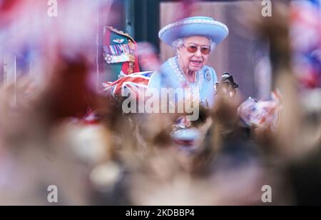 Queen Elizabeth II erscheint während des Live-Streams zur Feier des Platin-Jubiläums der Königin am 2. Juni 2022 im Londoner Buckingham Palace, Großbritannien, auf einem Bildschirm. (Foto von Alexander Mak/NurPhoto) Stockfoto