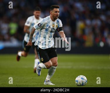 LONDON, ENGLAND - 01. JUNI: Lionel Messi aus Argentinien während der Finalissima CONMEBOL - UEFA Cup of Champions zwischen Italien und Argentinien im Wembley Stadium, London, UK 01.. Juni 2022 (Foto von Action Foto Sport/NurPhoto) Stockfoto