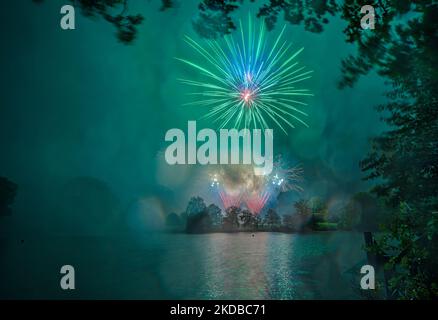 Tunbridge Wells, Kent, England. 05. November 2022. Obwohl alle anderen Feuerwerksshows aufgrund von starken Winden und fahrendem Regen abgesagt wurden, ging die Round Table Charity Feuerwerksausstellung im Dunorlan Park, Royal Tunbridge Wells bei schrecklichem Wetter voran. ©Sarah Mott / Alamy Live News. Stockfoto