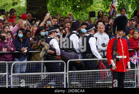 Eine Gruppe von Demonstranten unterbricht am 2. Juni 2022 kurz die Parade der Königin zum Platin-Jubiläum in London, Großbritannien. Anschließend werden sie von der Polizei verhaftet. (Foto von Alexander Mak/NurPhoto) Stockfoto