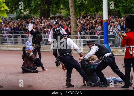 Eine Gruppe von Demonstranten unterbricht am 2. Juni 2022 kurz die Parade der Königin zum Platin-Jubiläum in London, Großbritannien. Anschließend werden sie von der Polizei verhaftet. (Foto von Alexander Mak/NurPhoto) Stockfoto