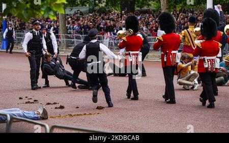 Eine Gruppe von Demonstranten unterbricht am 2. Juni 2022 kurz die Parade der Königin zum Platin-Jubiläum in London, Großbritannien. Anschließend werden sie von der Polizei verhaftet. (Foto von Alexander Mak/NurPhoto) Stockfoto