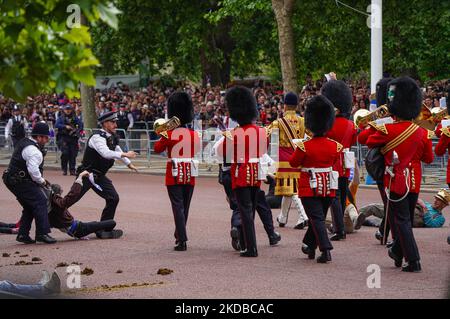 Eine Gruppe von Demonstranten unterbricht am 2. Juni 2022 kurz die Parade der Königin zum Platin-Jubiläum in London, Großbritannien. Anschließend werden sie von der Polizei verhaftet. (Foto von Alexander Mak/NurPhoto) Stockfoto