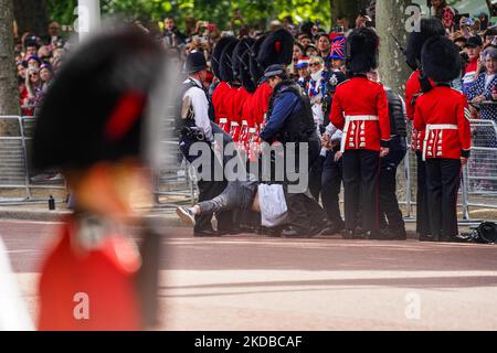 Eine Gruppe von Demonstranten unterbricht am 2. Juni 2022 kurz die Parade der Königin zum Platin-Jubiläum in London, Großbritannien. Anschließend werden sie von der Polizei verhaftet. (Foto von Alexander Mak/NurPhoto) Stockfoto