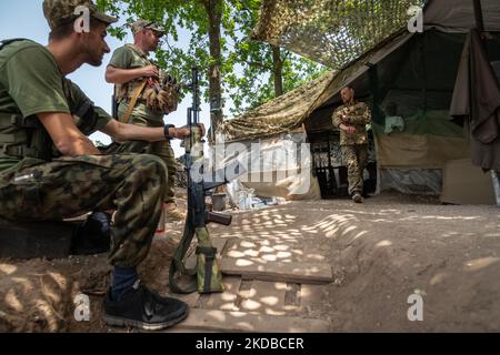 Freiwillige, die Mitglied des Bataillons 206. der Kiewer Gebietsverteidigung sind, werden in einer Kampfposition zwischen Mykolaiv und Cherson, Ukraine, 2022-05-31, gesehen. (Foto von Matteo Placucci/NurPhoto) Stockfoto