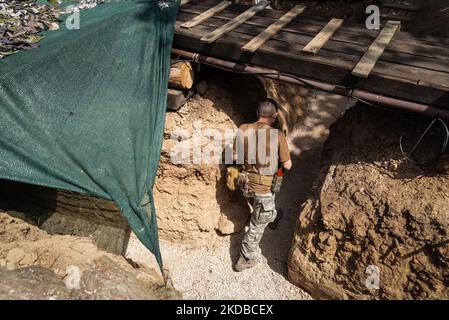 Ein ehrenamtliches Mitglied des Bataillons der Kiewer Gebietsverteidigung von 206. wird in einem Graben einer Kampfposition zwischen Mykolaiv und Cherson, Ukraine, 2022-05-31, gesehen. (Foto von Matteo Placucci/NurPhoto) Stockfoto