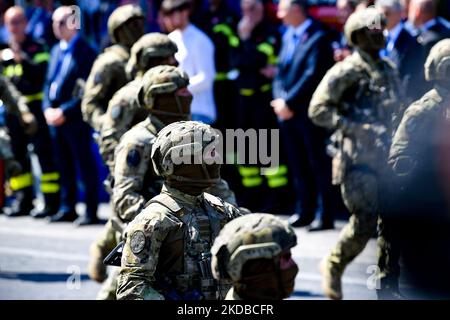 Militärparade zum 76.. Jahrestag der Ausrufung der Italienischen Republik (Tag der Republik), am 2. Juni 2022 in Rom, Italien. In diesem Jahr jährt sich zum 76.. Mal die italienische Republik mit der Rückkehr der Militärparade, die in den letzten zwei Jahren aufgrund der Covid-19-Pandemie abgesagt wurde. (Foto von Riccardo Fabi/NurPhoto) Stockfoto