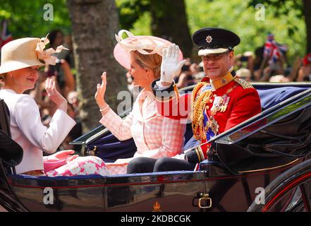 Prinz Edward, Earl of Wessex und Sophie, Gräfin von Wessex (Mitte), winken der Öffentlichkeit während der Platinum Jubilee Parade der Königin zu. (Foto von Alexander Mak/NurPhoto) Stockfoto