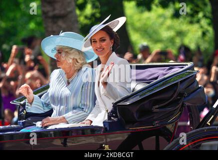 Catherine, Herzogin von Cambridge (rechts) und Camila, Herzogin von Cornwall (links) winken der Öffentlichkeit während der Platinum Jubilee Parade der Königin zu. (Foto von Alexander Mak/NurPhoto) Stockfoto