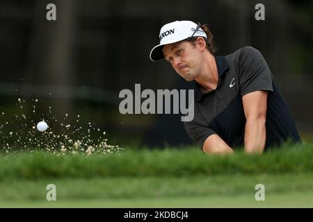 Andrew Putnam trifft in der ersten Runde des Memorial Tournaments, das Workday am Donnerstag, den 2. Juni 2022 im Muirfield Village Golf Club in Dublin, Ohio, USA, präsentierte, aus dem Bunker in Richtung des 8. Green. (Foto von Jorge Lemus/NurPhoto) Stockfoto