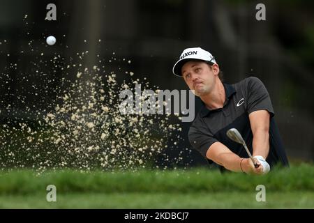 Andrew Putnam trifft in der ersten Runde des Memorial Tournaments, das Workday am Donnerstag, den 2. Juni 2022 im Muirfield Village Golf Club in Dublin, Ohio, USA, präsentierte, aus dem Bunker in Richtung des 8. Green. (Foto von Jorge Lemus/NurPhoto) Stockfoto