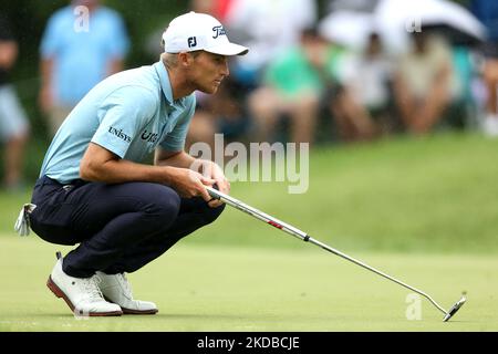 Will Zalatoris aus den USA stellt seinen Putt der 8. Green während der ersten Runde des Memorial Tournament präsentiert von Workday im Muirfield Village Golf Club in Dublin, Ohio, USA am Donnerstag, 2. Juni 2022. (Foto von Jorge Lemus/NurPhoto) Stockfoto